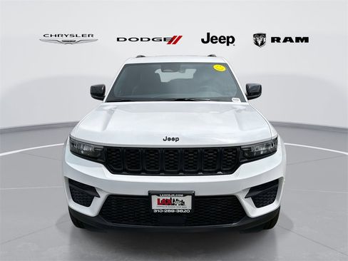 New 2025 Jeep Grand Cherokee Altitude image 8