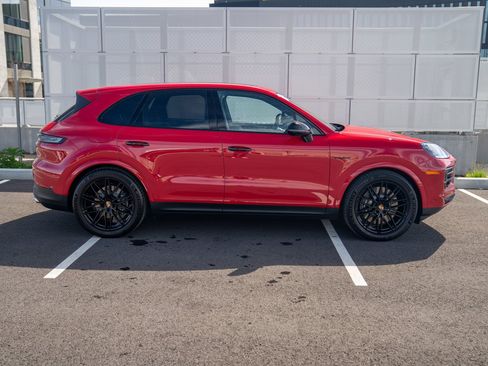 Certified 2025 Porsche Cayenne E-Hybrid AWD/4WD image 8