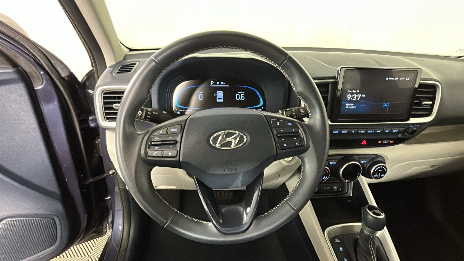 Used 2023 Hyundai Venue Limited FWD image 17