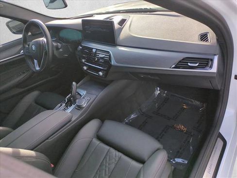 Used 2023 BMW 530e w/ Premium Package image 23