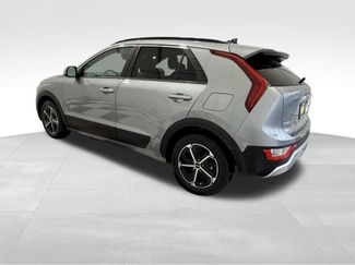 Used 2023 Kia Niro EX video 2