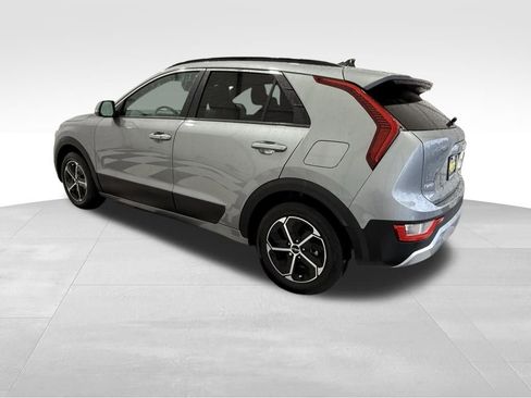 Used 2023 Kia Niro EX image 2