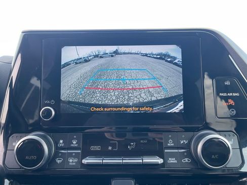 Used 2023 Toyota Highlander XLE FWD image 13