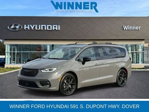 Used 2025 Chrysler Pacifica Limited image 1