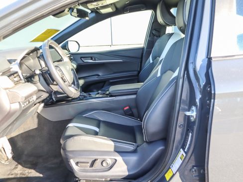 Used 2025 Toyota Camry SE image 7