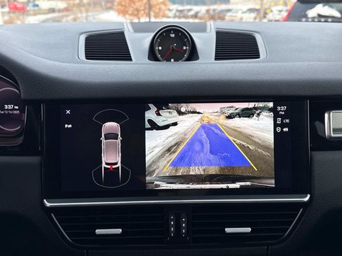 Used 2022 Porsche Cayenne Platinum Edition image 23