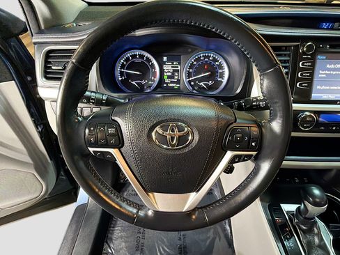 Used 2018 Toyota Highlander XLE image 18