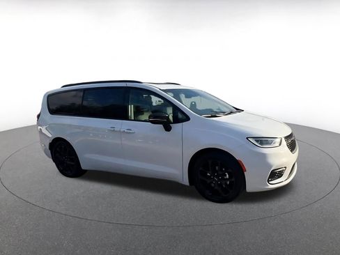 Used 2025 Chrysler Pacifica Limited image 2