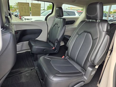 Used 2024 Chrysler Pacifica Touring-L AWD/4WD image 27