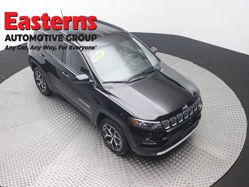 Used 2025 Jeep Compass Limited AWD/4WD image 3
