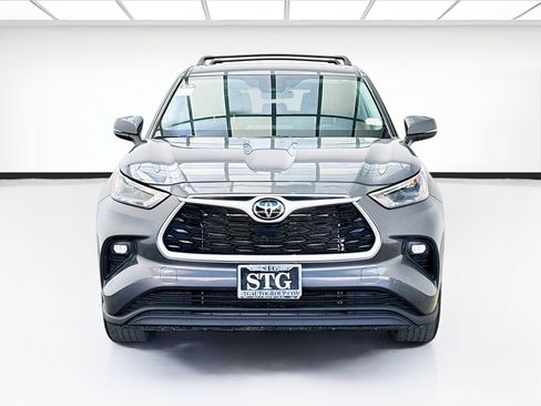 Used 2023 Toyota Highlander LE FWD image 2