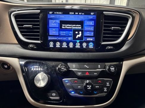 Used 2017 Chrysler Pacifica Touring-L Plus FWD image 8