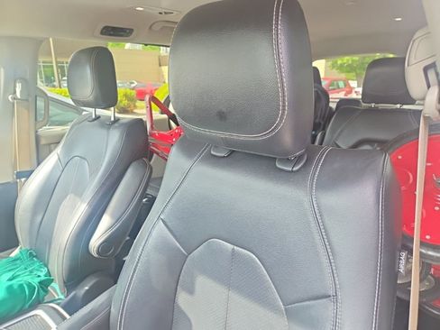 Used 2022 Chrysler Pacifica Touring-L image 5