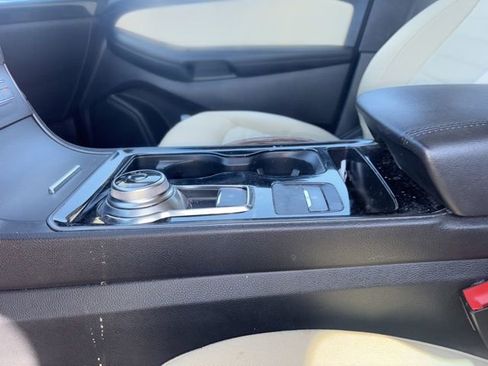 Used 2020 Ford Edge SE image 6