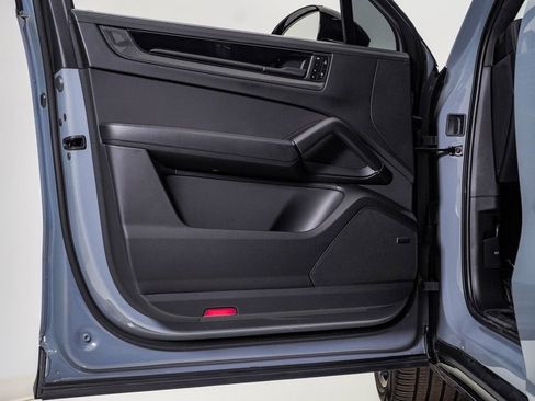 Certified 2025 Porsche Cayenne GTS AWD/4WD image 25
