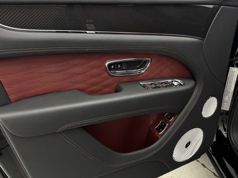 Used 2025 Bentley Bentayga image 11