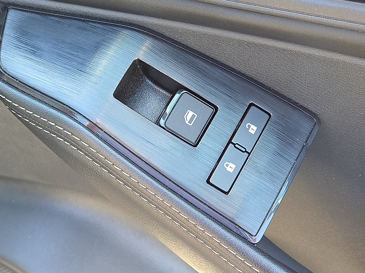 Used 2025 Nissan Rogue SV FWD image 15