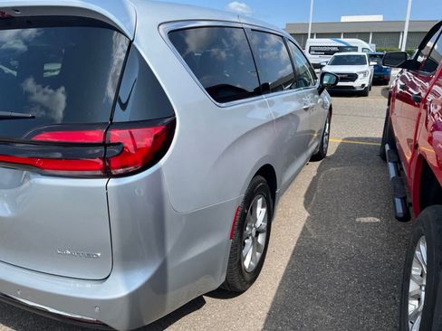 Used 2026 Chrysler Pacifica Limited FWD image 15