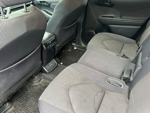 Used 2021 Toyota Highlander LE image 14