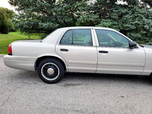Used 2011 Ford Crown Victoria Police Interceptor w/ Comfort & Convenience Group image 16
