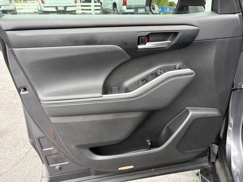 Used 2023 Toyota Highlander XLE FWD image 20