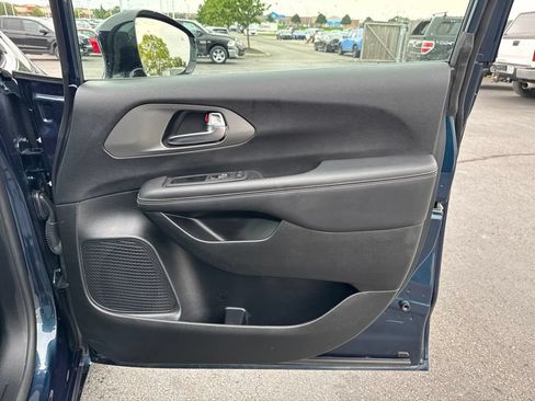 Used 2025 Chrysler Pacifica Select FWD image 36