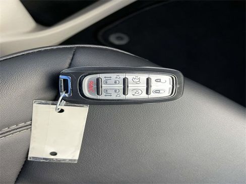 Used 2024 Chrysler Pacifica Touring-L image 39