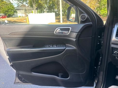 Used 2018 Jeep Grand Cherokee Altitude RWD image 22