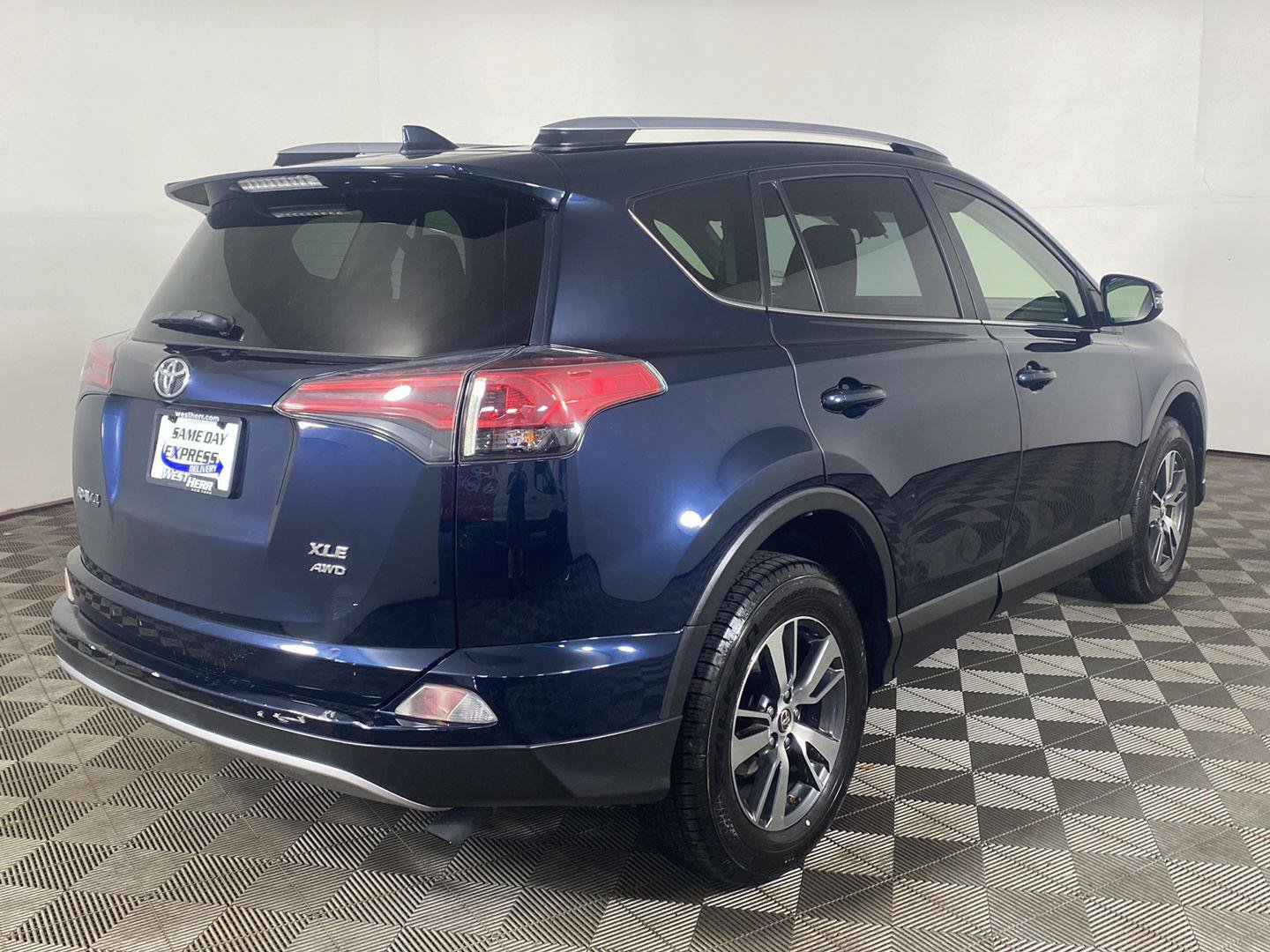 Used 2018 Toyota RAV4 XLE AWD/4WD image 6