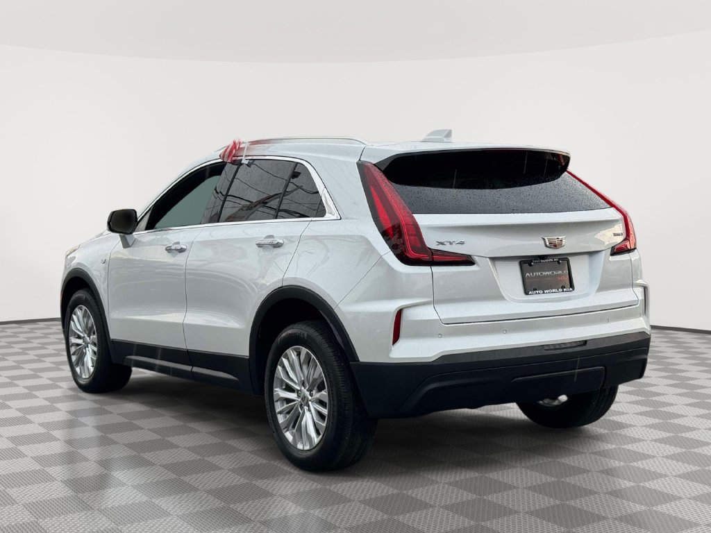 Used 2024 Cadillac XT4 Luxury w/ Cold Weather Package FWD image 5