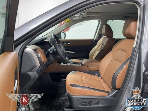 Used 2025 Nissan Pathfinder Platinum AWD/4WD image 12