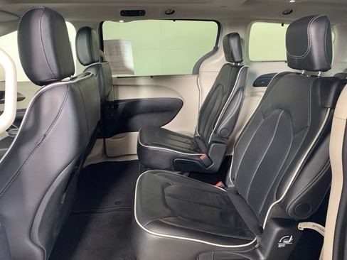 Used 2024 Chrysler Pacifica Limited FWD image 7