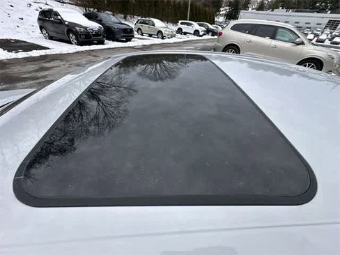 Used 2023 Toyota Camry SE image 5