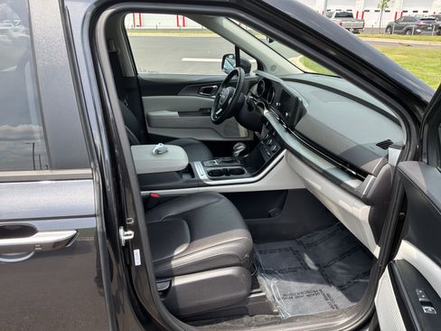 Used 2024 Kia Carnival LX FWD image 32