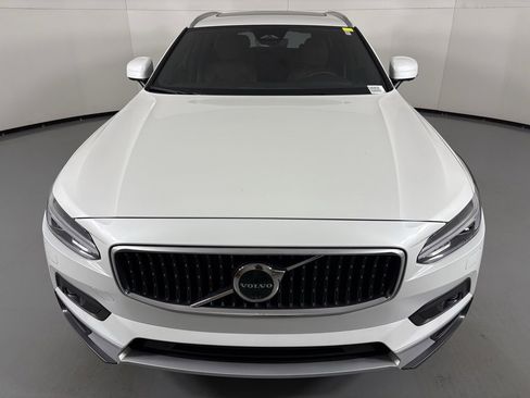 Used 2025 Volvo V90 B6 Cross Country Plus w/ Protection Package Premier image 3