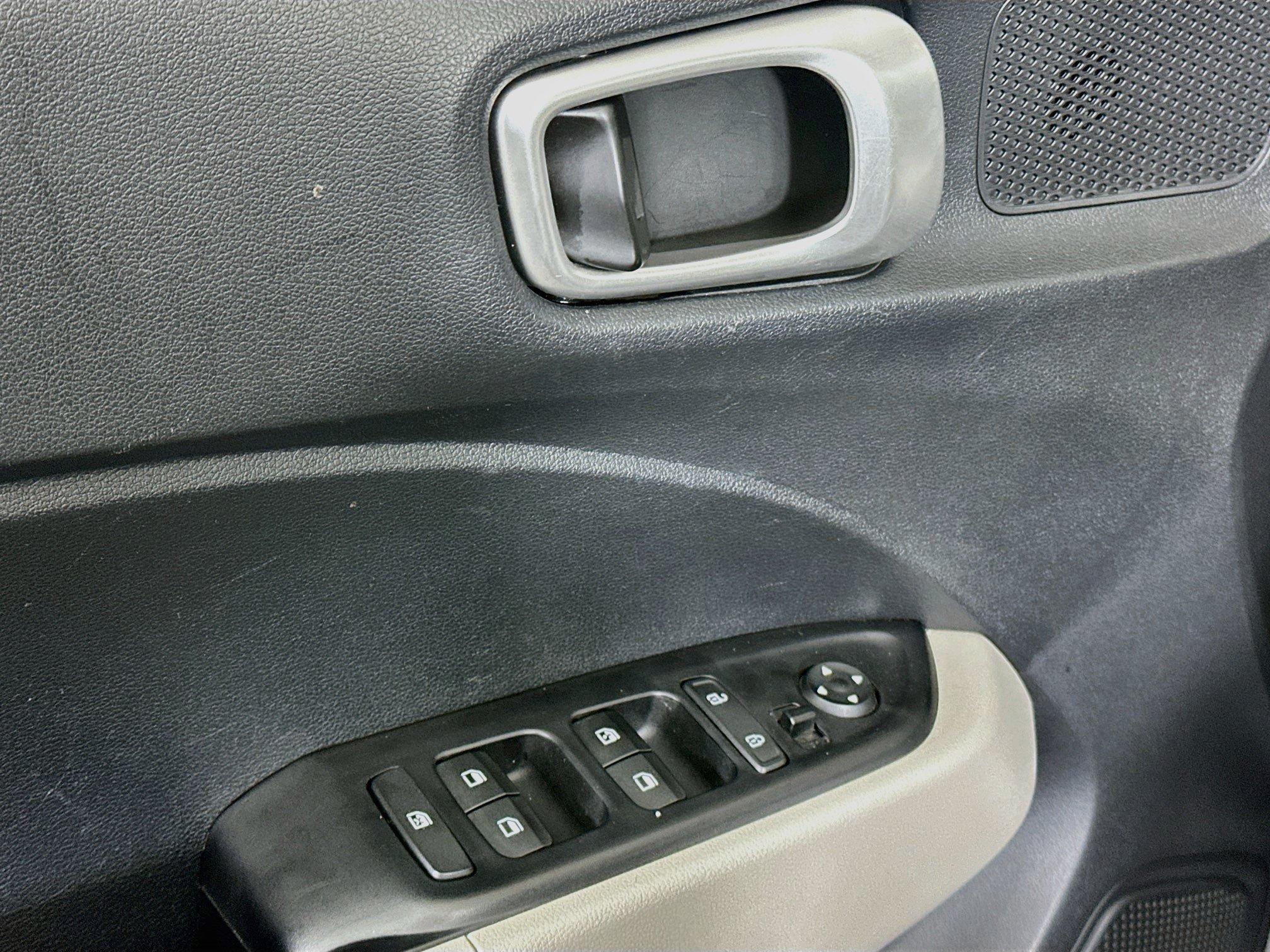 Used 2025 Hyundai Venue SEL FWD image 15
