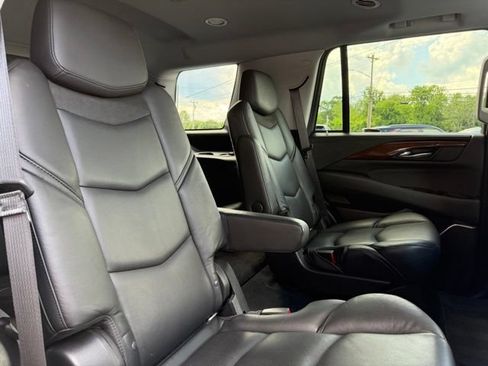 Used 2019 Cadillac Escalade Luxury AWD/4WD image 18