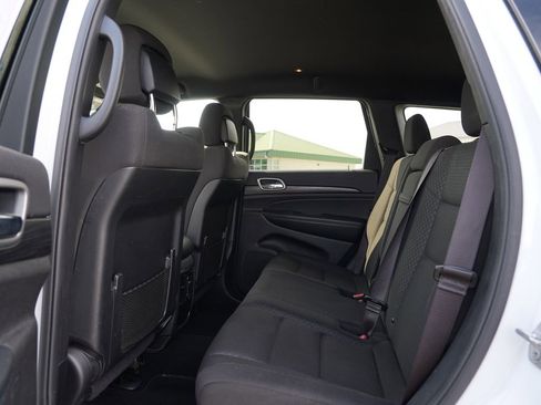 Used 2019 Jeep Grand Cherokee Laredo AWD/4WD image 18