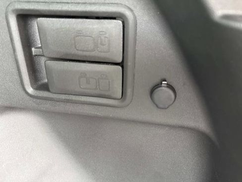 Used 2023 Chevrolet Equinox LT image 28