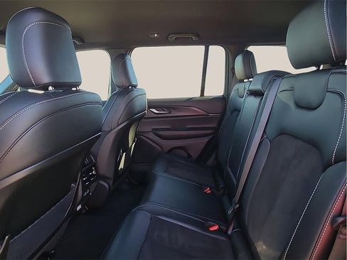 Used 2024 Jeep Grand Cherokee Altitude image 9