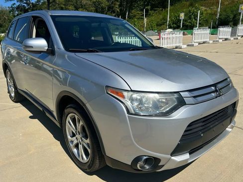 Used 2015 Mitsubishi Outlander SE image 3