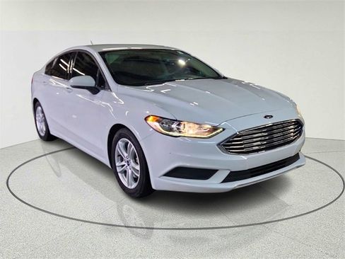 Used 2018 Ford Fusion SE w/ Fusion SE Technology Package image 1