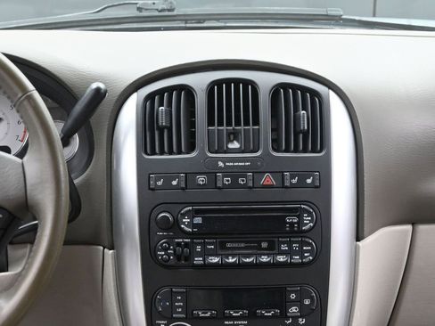 Used 2007 Chrysler Town & Country Touring w/ Luxury Group image 24