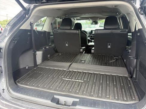 Used 2023 Toyota Highlander XLE FWD image 29