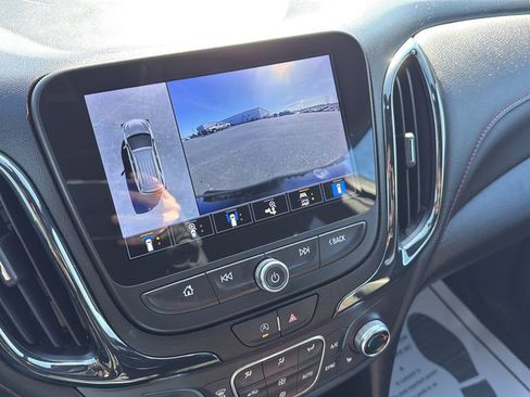 Used 2022 Chevrolet Equinox RS w/ Infotainment Package image 29