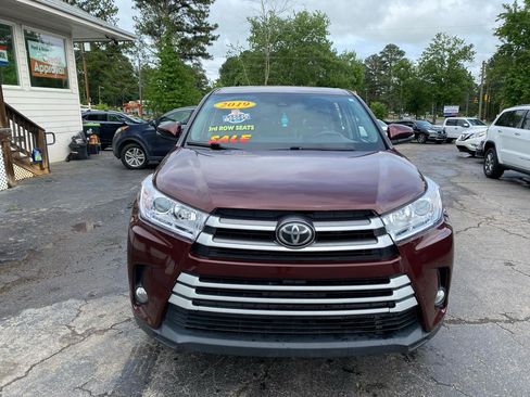 Used 2019 Toyota Highlander Plus FWD image 2