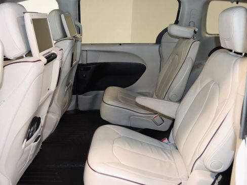 Used 2019 Chrysler Pacifica Limited w/ Tire & Wheel Group FWD image 55