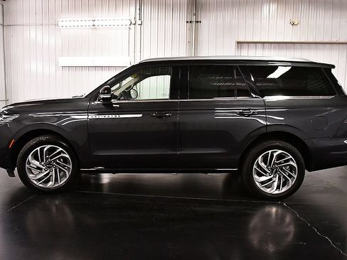Used 2025 Lincoln Navigator Reserve AWD/4WD image 4