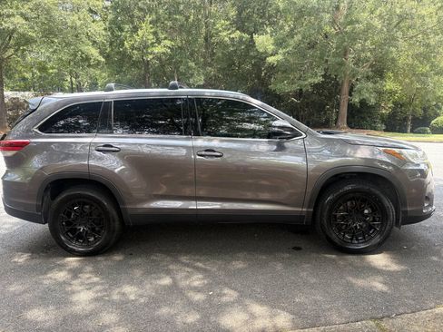 Used 2019 Toyota Highlander XLE FWD image 2