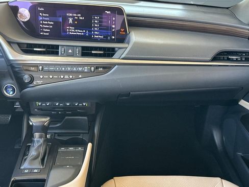 Used 2019 Lexus ES 300h w/ Accessory Package FWD image 29